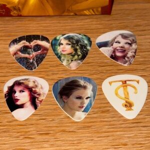 Speak Now Collectible Guitar Picks + Tin